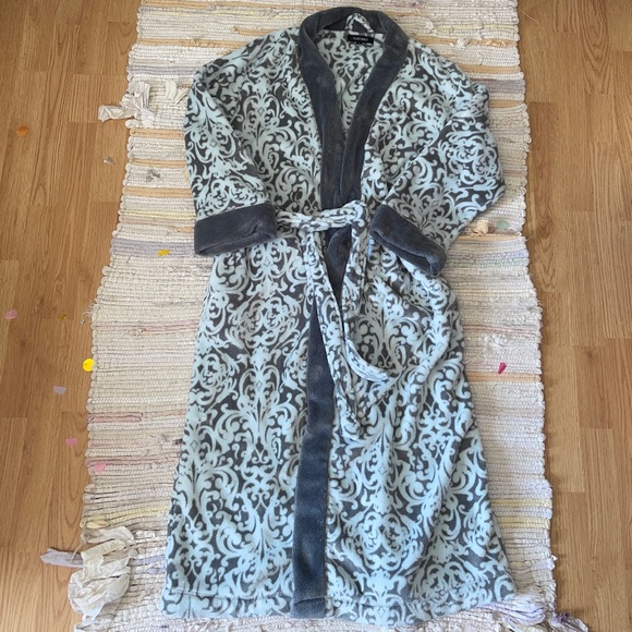 Ellen Tracy Other - Ellen Tracy Long Fleece White and Gray Paisley Print Bathrobe / Robe